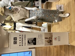 Uniqlo在中國800多間專門店宣傳「掌上優衣庫」，消費者可以通過Uniqlo APP、微信或在店內掃碼進入「掌上優衣庫」